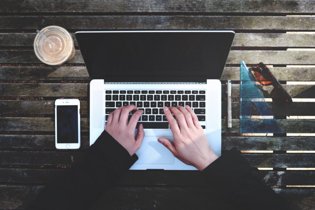 llms.txt とは？　AI向けの案内ファイル、お店のサイトに置く意味はあるのか